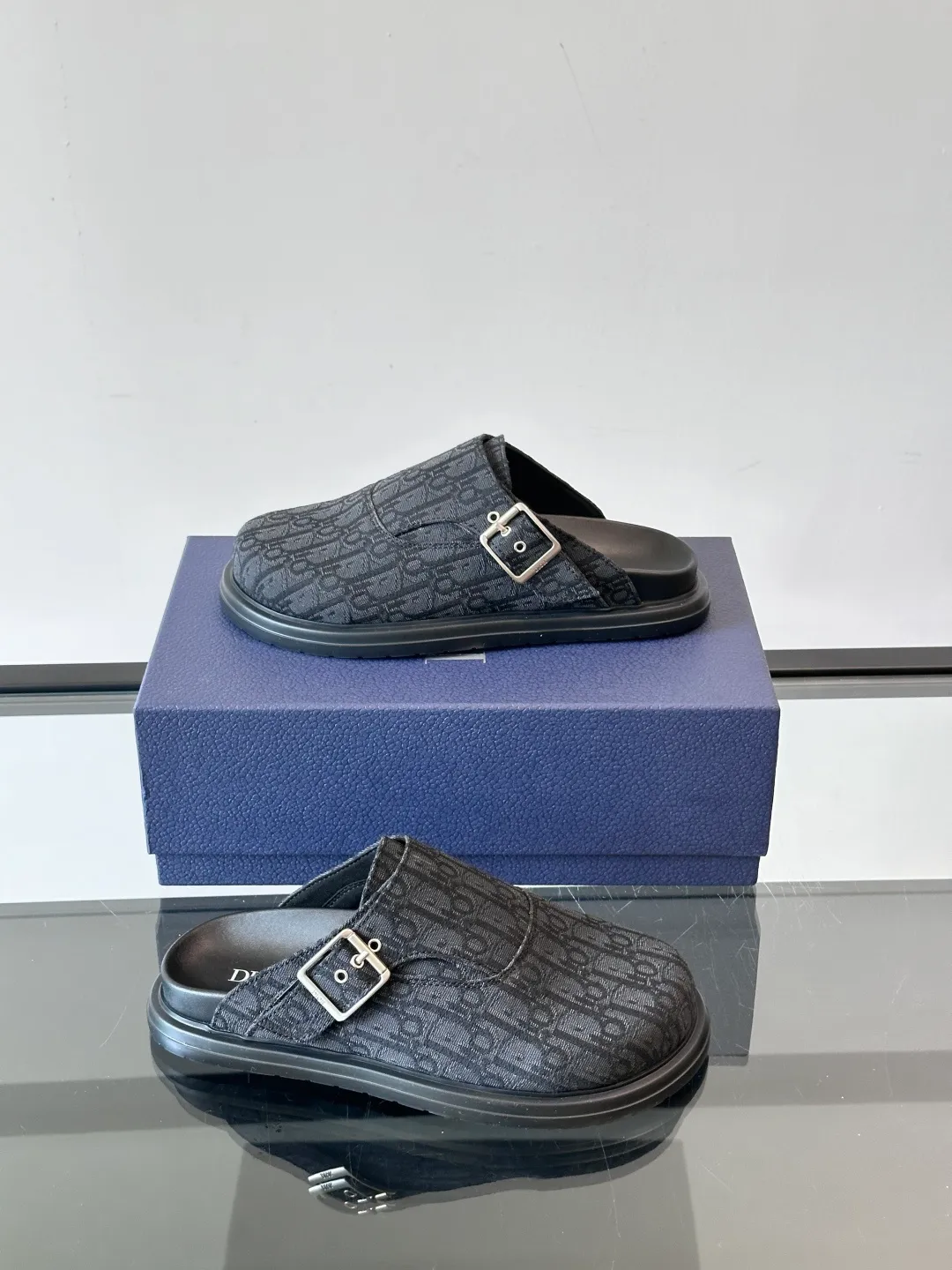 p340 "Dio＊" Brand new mules are available. I think cap-toe mules are really cool for boys. They are Dior's most classic oblique print and are fashionable and comfortable. These Dior Aqua mules combine modern style and classic design. Beige and black Oblique printed fabric upper with adjustable straps and a metal-clad copper alloy Dior buckle for added style. Paired with black leather, rubber and EVA notch soles, they can be easily paired with a variety of casual outfits. size: 38-45 (45 customized)